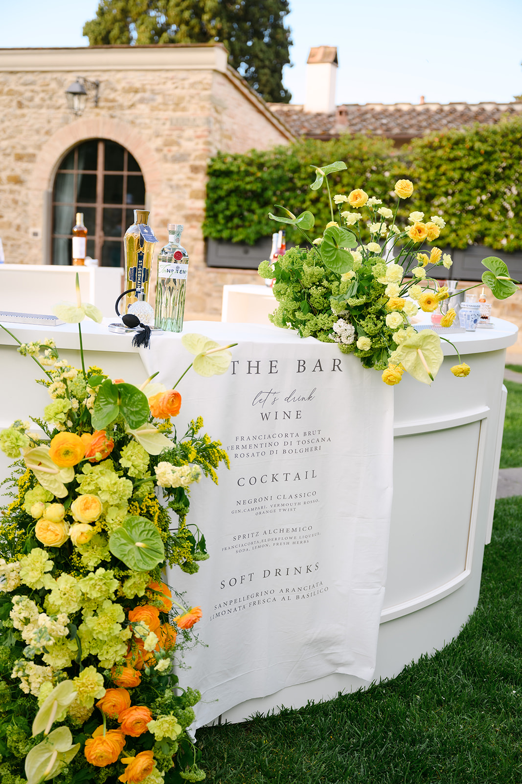 Custom round cocktail bar for weddings and events in Italy. A unique circular bar setup designed to impress international guests. Fully customizable with Italian-inspired details.